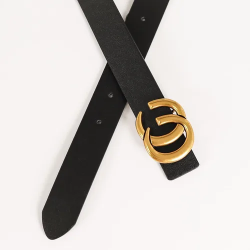 Vista 5 de Cinturón de cuero clásico con hebilla de metal para mujer con vestido de jeans