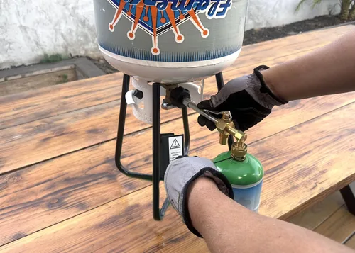 Vista 7 de Flame King Tanque de cilindro de propano vacío recargable de 1 libra con kit de recarga y conexión CGA600, opción de recarga reutilizable, segura