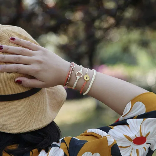 Vista 3 de Pulsera de cuerda trenzada hecha a mano con diseño de girasol para adolescentes y mujeres Beige