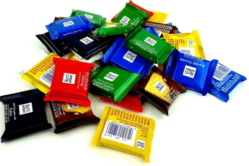 Vista 4 de Ritter Sport - Mini cuadrados surtidos de chocolate, bolsa de 1 libra en una caja de corbata negra