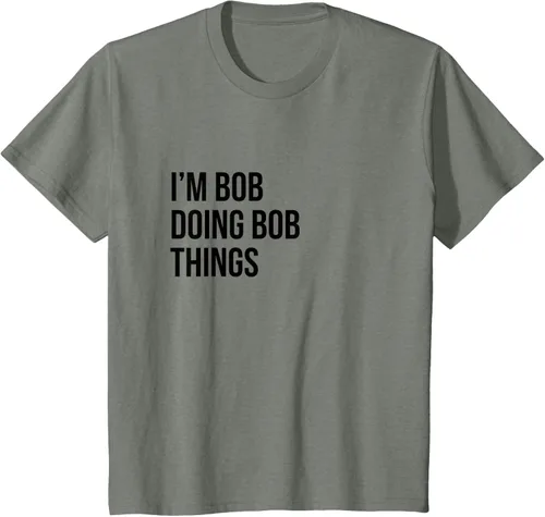 Vista 101 de Camiseta con texto en inglés "I'm Bob Doing Bob Things" Asfalto