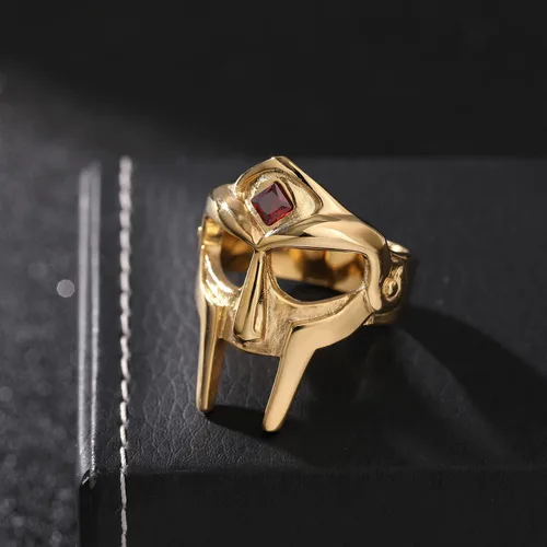 Vista 2 de DOOM - Anillo de máscara para hombre, estilo gladiador, anillo de acero inoxidable de titanio dorado rubí