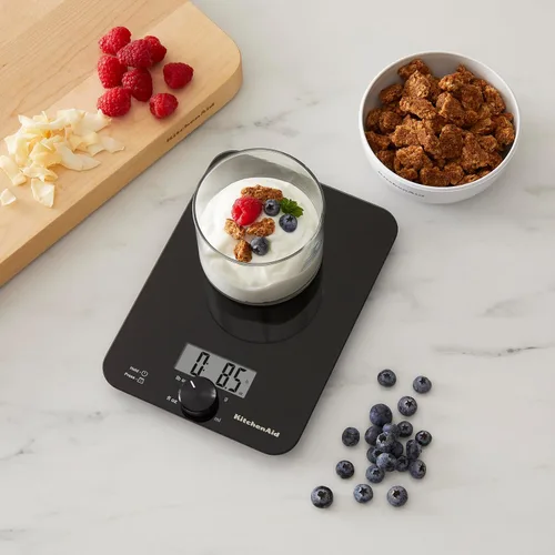 Vista 3 de KitchenAid KQ914BA - Báscula digital de cocina y alimentos con superficie de vidrio, capacidad de 5 kg, mide ingredientes líquidos y secos, botón