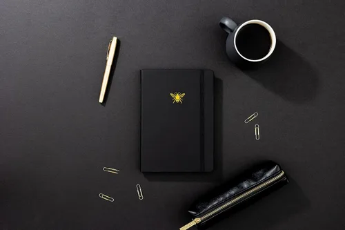 Vista 3 de Yop & Tom Diario rayado A5 - Cuaderno con cubierta de cuero vegano y emblema de abeja - Carbón