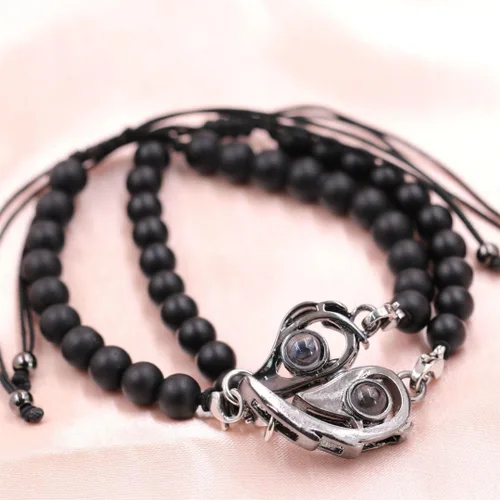 Vista 4 de Pulseras de proyección en 100 idiomas con texto en inglés "I Love You", 2 piezas de rompecabezas de corazón de amor, pulseras ajustables