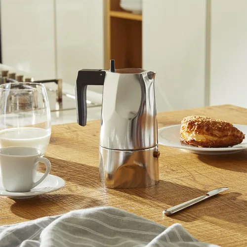 Vista 5 de Alessi MT18/3 "Ossidiana" - Cafetera de 3 tazas con mango de fundición de aluminio y perilla en resina termoplástica, color negro