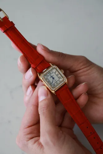 Vista 4 de Peugeot Reloj de mujer chapado en oro de 14 quilates con bisel de cristal con número romano con banda de cuero rojo 3052RD