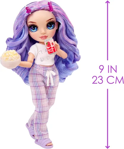 Vista 3 de Rainbow High Jr High PJ Party - Violeta, Muñeca de moda morada de 9" posable con enterizo suave, pantuflas, accesorios de juego divertidos, gran