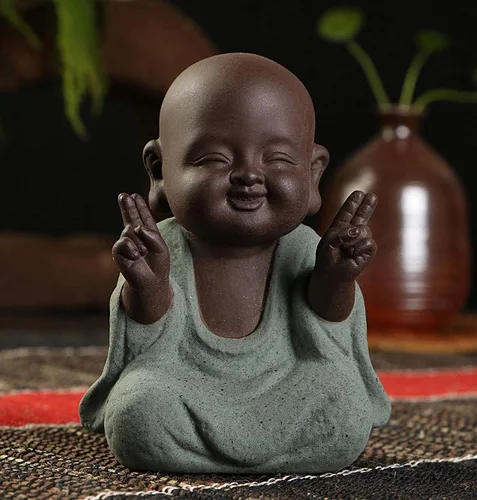 Vista 2 de Kingzhuo Estatua de monje de cerámica pequeña y bonita estatua de Buda creativa para bebé, manualidades adorables, adornos clásicos, delicados