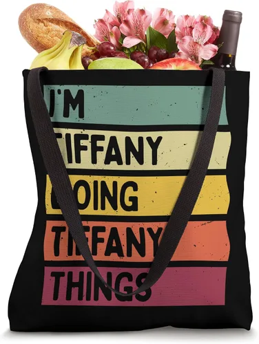 Vista 4 de I'm Tiffany Doing Tiffany Things - Bolsa de mano divertida con cita personalizada