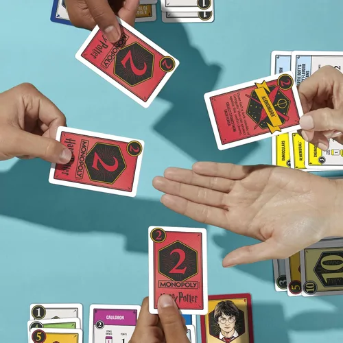 Vista 3 de Monopoly Deal: Juego de cartas de Harry Potter Juegos familiares para niños y adultos A partir de 8 años 2 a 5 jugadores 15 minutos