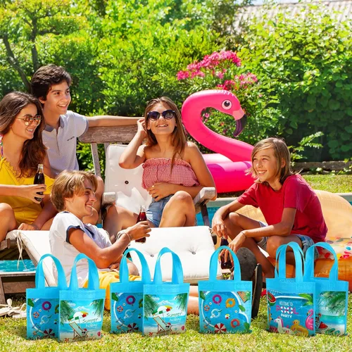 Vista 4 de Sweetude 36 bolsas de recuerdo de fiesta en la piscina, 4 diseños de bolsas de regalo de verano con asas, regalo de playa no tejidas para piscina