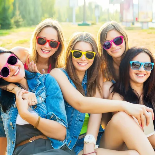 Vista 2 de 20 pares de lentes de sol a granel para adultos, retro de los años 70 y 90, gafas baratas para suministros de fiesta