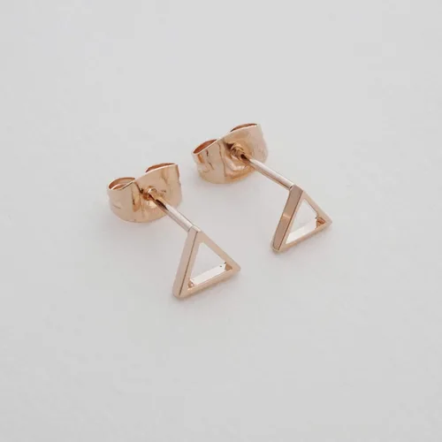 Vista 2 de HONEYCAT Aretes de tuerca con diseño de triángulo en oro, oro rosa o plata Joyería minimalista y delicada