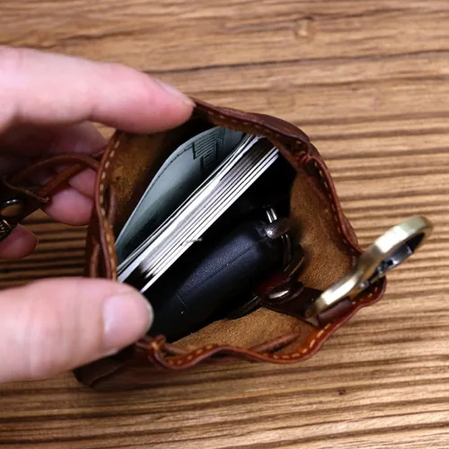 Vista 4 de Wugebud 1 llavero medieval de cuero, organizador de monedas, soporte para cambios, bolsa de cuero con cordón para hombres y mujeres, Marrón