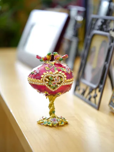 Vista 5 de Estilo vintage pintado a mano amor pájaro Faberge huevo Rhinestone Jewerly baratija caja, Esmalte