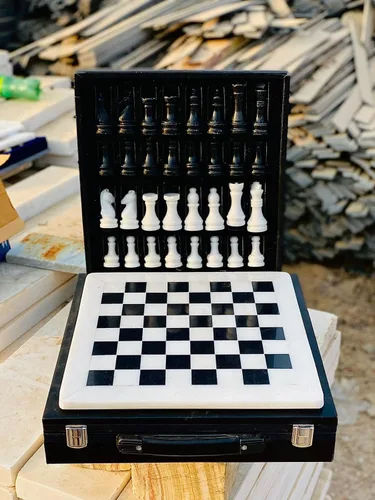 Vista 6 de Juego de ajedrez de mármol de 12 pulgadas con piezas talladas a mano, incluye caja de regalo de almacenamiento de piel sintética negra (coral negro)