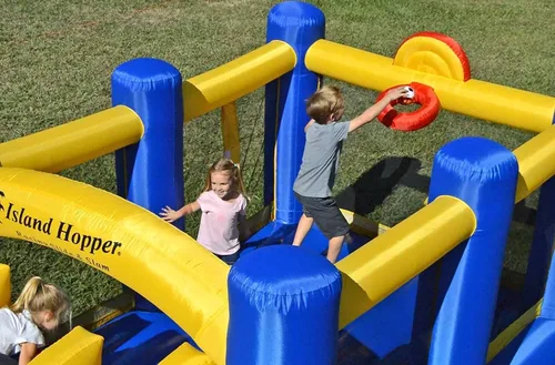 Vista 6 de Island Hopper, casa recreativa para saltar con tobogán