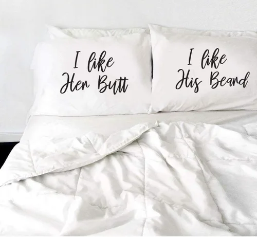 Vista 2 de Fundas de almohada con texto en inglés "I Like Her Butt, I Like His Bear", juego de fundas de almohada para parejas, funda de almohada larga