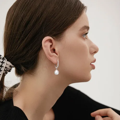 Vista 2 de Awinesn Aretes de perlas de oro para mujeres y niñas, chapados en oro real de 14 quilates, aretes de gota de perlas delicados con circonita cúbica