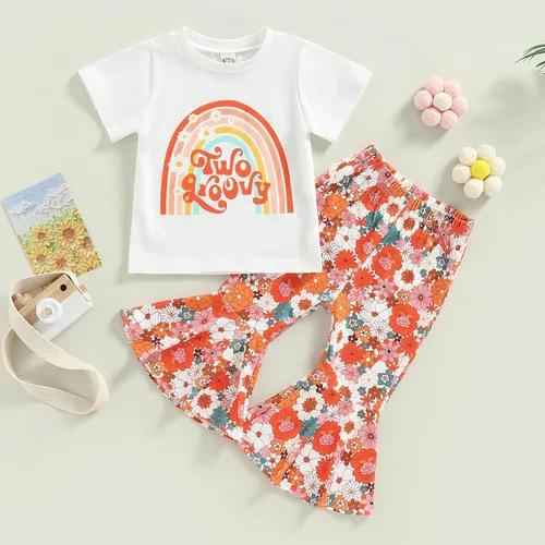 Vista 3 de YOKJZJD Conjunto de camiseta de manga corta con estampado floral arcoíris y pantalones acampanados para niñas pequeñas