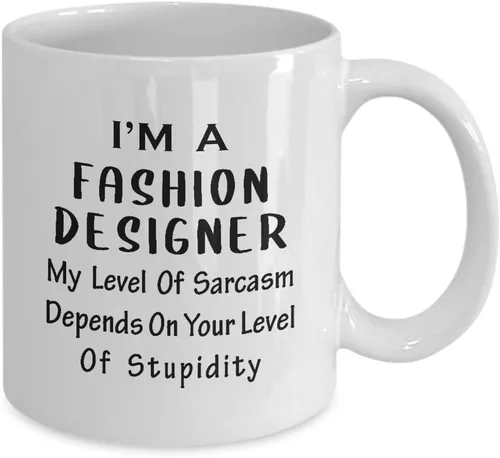Vista 2 de Divertida taza de café con texto en inglés "Im a Fashion Designing" - My Level of Sarcasm Depends, regalos para artistas textiles, diseño de ropa
