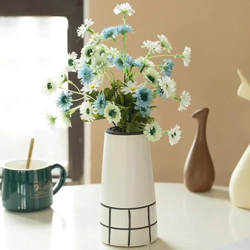Vista 2 de Florero cónico moderno pintado de cerámica de la tabla de la flor de la rejilla de 7" H, blanco y negro