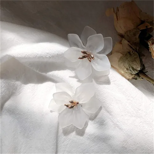 Vista 7 de Aretes colgantes únicos hechos a mano con diseño de flores de resina mate grandes y elegantes de acrílico para mujeres y niñas, regalos de joyería