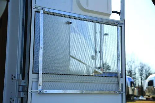 Vista 8 de Grilla protectora para puerta de Camco, 43980, estándar, de aluminio, para casa rodante, Aluminio