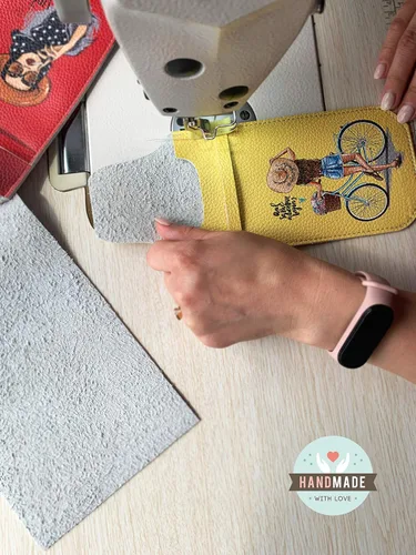 Vista 4 de Funda de gafas de sol beige para mujer, funda de gafas de sol, cuero ecológico, ilustración de moda