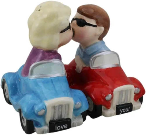Vista 4 de Ebros Gift Juego de saleros y pimenteros con texto en inglés "I Love You", para parejas de San Valentín, besándose en autos vintage, figuras