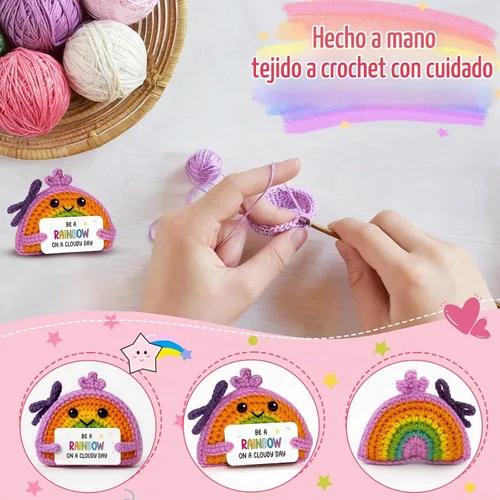 Vista 4 de Muñeca de ganchillo arcoíris positiva hecha a mano con tarjeta de aliento - Decoración inspiradora para escritorio, oficina y hogar - Regalo