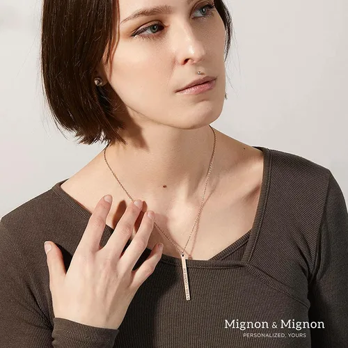 Vista 5 de Collar delicado con barra de oro vertical grabada personalizada regalo para las dama de honor