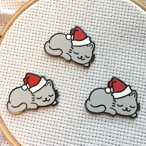 Vista 4 de Sleepy Christmas Kitty en Santa Hat Magnético Esmalte Aguja Minder