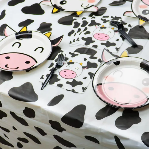 Vista 4 de Suministros de fiesta con estampado de vaca: platos con forma de vaca, servilletas con patrón, tenedores, cubierta de mesa para cumpleaños de niñas