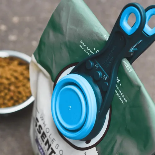Vista 5 de Dexas Popware - Klip Scoop plegable para mascotas, diseño 3 en 1, conveniente taza medidora, recogedor de alimentos y clip para bolsa, cuchara