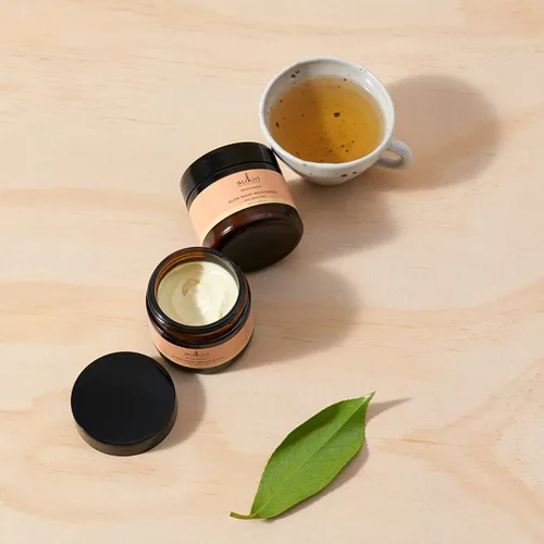 Vista 3 de Sukin Hidratante nocturno Brightening Glow con ciruela Kakadu y vitamina E, 1.69 onzas