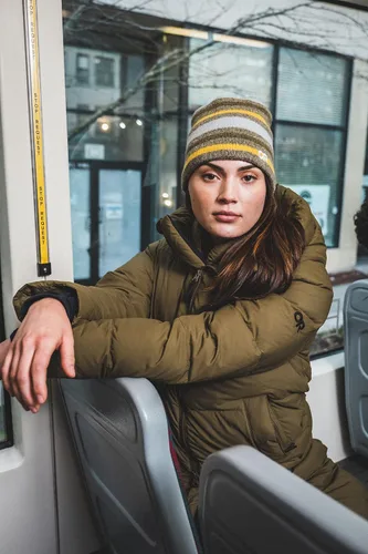 Vista 2 de Outdoor Research Parka de plumón Coze para mujer - Chaqueta con capucha, extra larga de plumón de ganso