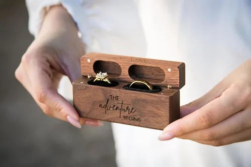 Vista 7 de MUUJEE The Adventure Begins - Caja de doble anillo – Caja de madera delgada grabada para boda, ceremonia de compromiso, propuesta de anillo – Ideas
