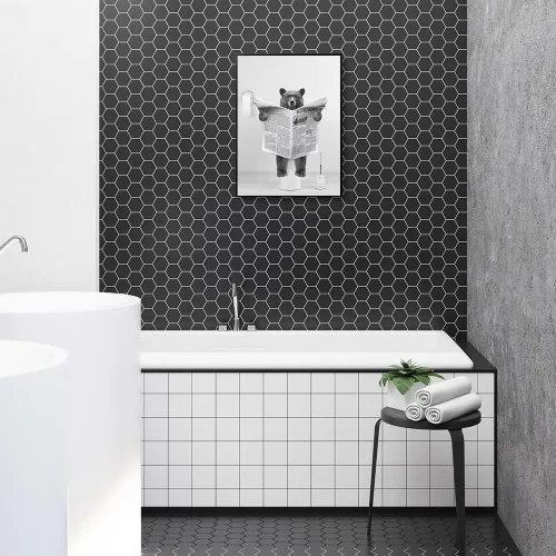 Vista 2 de XMJJQQ Lienzo enmarcado divertido de oso para pared, pintura de lindo oso blanco y negro en el inodoro, imagen de animales salvajes, decoración