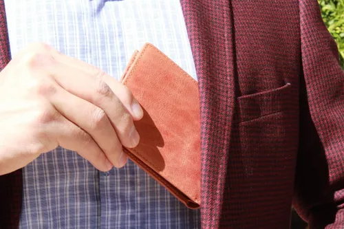 Vista 5 de KALMOR Cartera de bolsillo plegable de cuero para hombre con bloqueo RFID extra delgada con ventana de identificación