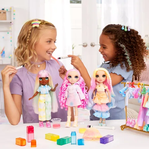 Vista 7 de Rainbow High Muñeca de moda DIY para crear y colorear con acuarelas lavables + kit de teñido anudado, ojos marrones, cabello rizado, top y zapatos
