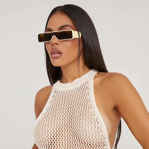 Vista 2 de TYA Gafas de sol pequeñas para mujeres y hombres, futuristas alienígenas, color negro, lentes de sol rectangulares con marco brillante de los años