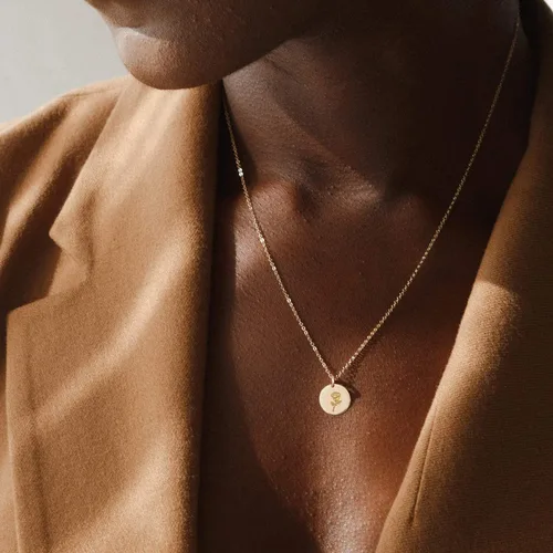Vista 4 de Collar de flor de oro para mujer, chapado en oro de 14 quilates, collar con dije de moneda floral de nacimiento grabada