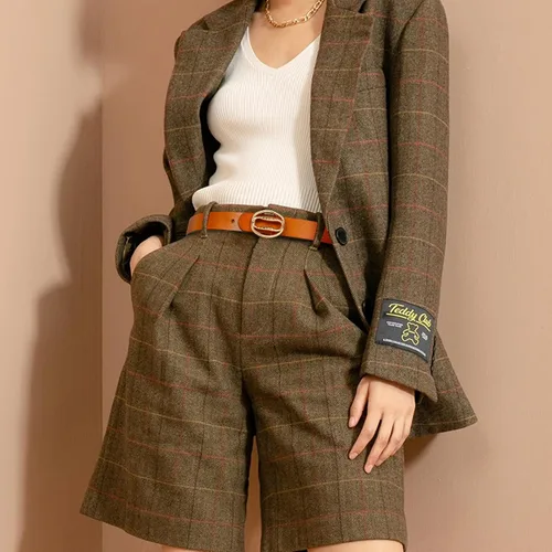 Vista 311 de Cinturón de cuero clásico con hebilla de metal para mujer con vestido de jeans