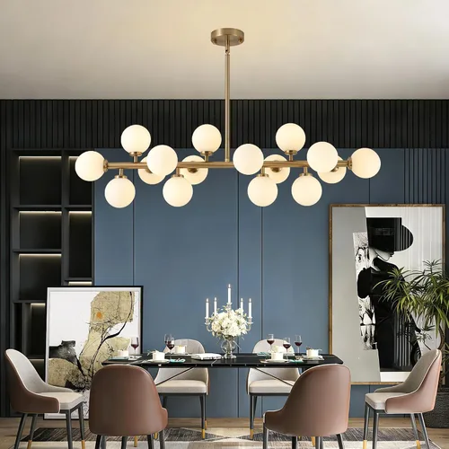 Vista 14 de Candelabro de mediados de siglo, lámpara colgante Sputnik de latón dorado con pantalla de lámpara de vidrio blanco, Candelabros lineales de globo