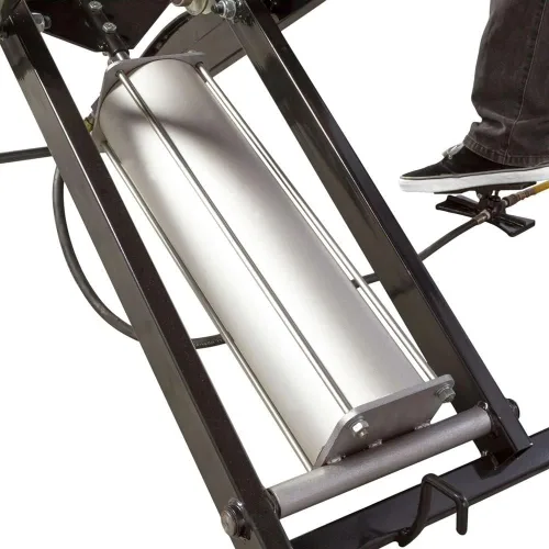 Vista 5 de Mesa de elevación de motocicletas para operar en el aire, con amarre de rueda con cuña y panel desplegable.