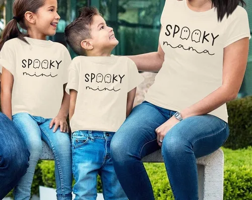 Vista 5 de Camisetas de Halloween a juego con texto en inglés "Mommy and Me" (mamá espeluznante)
