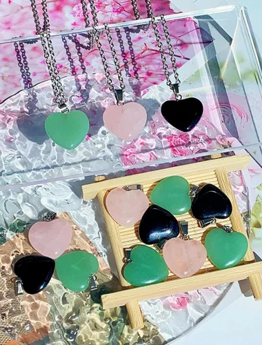 Vista 6 de QINJIEJIE 52 piezas de cristales en forma de corazón, piedras de preocupación de cuarzo rosa, piedras preciosas del amor, cuarzo rosa a granel