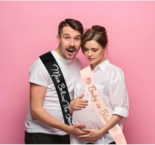 Vista 5 de Banda de hombre detrás de la protuberancia, banda negra y plateada con texto en inglés "Daddy to Bebe", regalos para fiesta de baby shower, regalos
